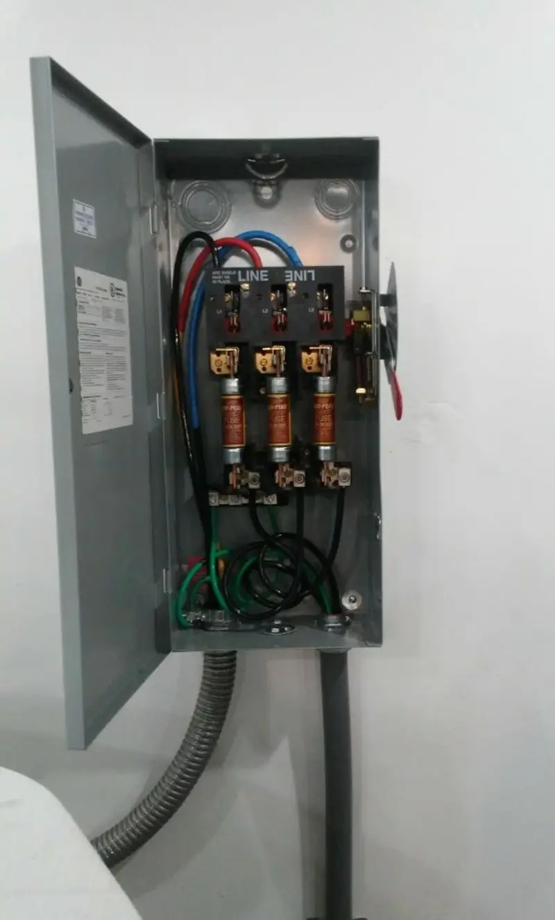 Three-phase disconnect switch installed for Smoke Detector Installation in Bono